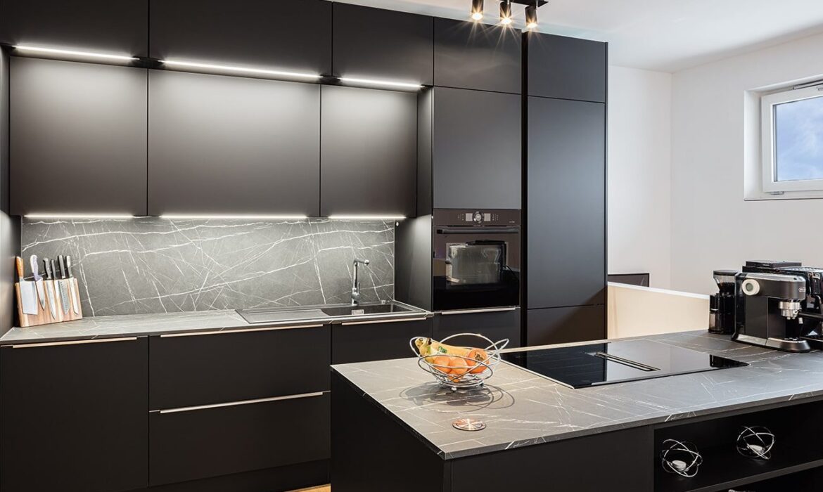 Comment moderniser sa cuisine avec un plan de travail noir sur fond de cuisine grise ?